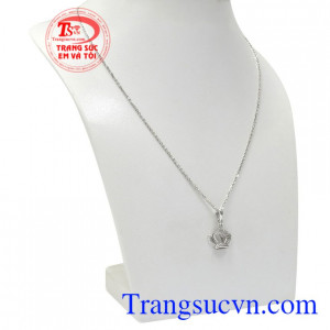 Bộ mặt dây sẽ là sản phẩm khiến nhiều cô gái yêu thích. Bộ mặt dây nữ hoàng