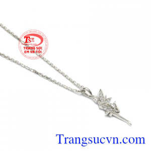 Bộ mặt dây nữ thiên thần đeo hợp thời trang.