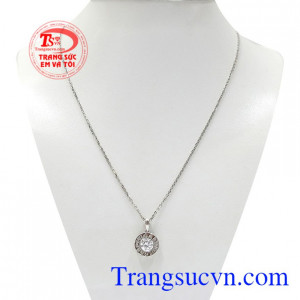 Bộ mặt dây vàng trắng ấn tượng sẽ là sản phẩm được mong chờ của các cô nàng yêu thích phong cách Hàn Quốc.