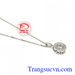 Bộ sản phẩm này tôn lên vẻ đẹp thuần khiết, trong sáng cho phái đẹp.