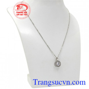 Bộ mặt dây vàng trắng ấn tượng là sự kết hợp của mặt dây Korea và dây chuyền vàng trắng Italy.