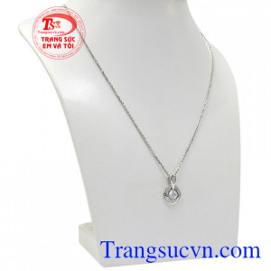 Mặt dây được chế tác như bông hồng trắng tạo điểm nhấn cho bộ trang sức.