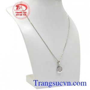 Bộ mặt dây vàng trắng tinh tế là sự lựa chọn của đa số các cô gái yêu thích vẻ nữ tính, đằm thắm.