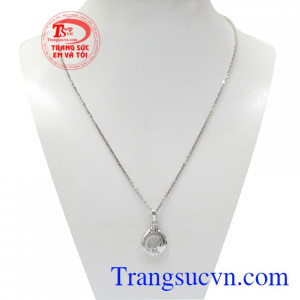 Bộ mặt dây vàng trắng vĩnh cửu là sự kết hợp giữa mặt dây trăng sao và dây chuyền vàng trắng mang lại vẻ nữ tính, duyên dáng cho phái đẹp.