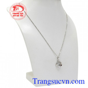 Bộ mặt dây vàng trắng vĩnh cửu là món quà tặng dành cho nữ với ý nghĩa