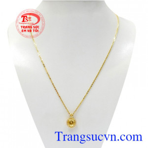 Bộ mặt thạch anh vàng thanh thoát là kiểu dáng mà được nhiều phái nữ ưa chuộng và lựa chọn.