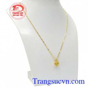 Sản phẩm được chế tác tinh xảo từ đá thạch anh vàng thiên nhiên sáng rực rỡ như ánh nắng mặt trời. Bộ mặt thạch anh vàng thanh thoát