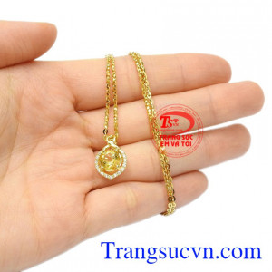 Bộ mặt thạch anh vàng thanh thoát thu hút ánh nhìn.