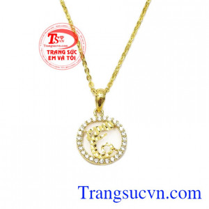 Mang phong cách trẻ trung, năng động, sản phẩm thích hợp với nhiều độ tuổi. Bộ nữ trang chữ T lấp lánh