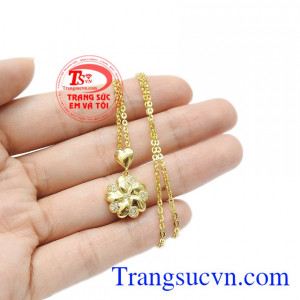 Bộ nữ trang thích hợp với nhiều độ tuổi, được bảo hành uy tín, giao hàng toàn quốc. Bộ nữ trang hoa mai vàng.