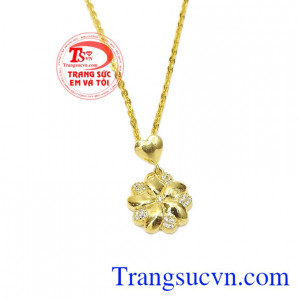 Mặt dây kết hợp cùng dây chuyền tạo nên một bộc nữ trang hoàn hảo, mang lại sự tự tin và quyến rũ cho người dùng. Bộ nữ trang hoa mai vàng