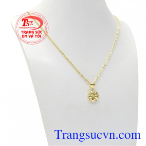 Bộ nữ trang hoa mai vàng được chế tác từ vàng tây 10k với các đường nét tinh tế hợp thời trang.