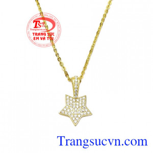 Bộ trang sức giúp hoàn thiện cho trang phục của bạn nữ cũng là để thể hiện cá tính của mình. Bộ nữ trang ngôi sao niềm tin