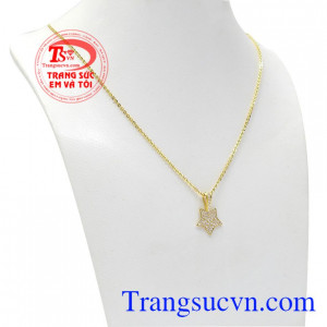 Bộ nữ trang ngôi sao niềm tin mang đến cho người dùng bộ trang sức nổi bật như chính tên gọi của sản phẩm. 