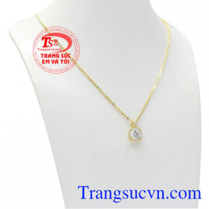 Bộ nữ trang quý phái sang trọng là sự kết hợp giữa vàng tây 10k và đá Cz.