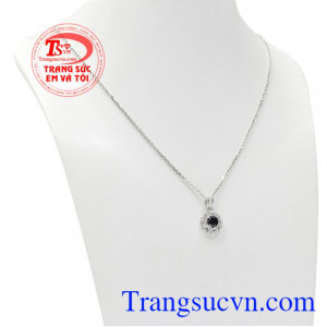 Bộ nữ trang saphir tinh tế là sự kết hợp cùa vàng trắng và đá saphir thiên nhiên. 