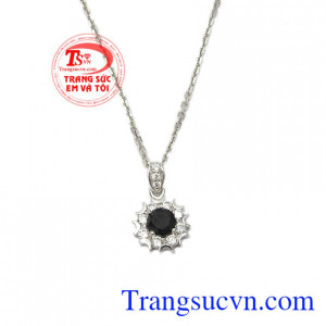 Màu sắc hài hòa cùng kiểu dáng tinh tế mang lại cho phái nữ một sản phẩm hoàn hào. Bộ nữ trang saphir tinh tế