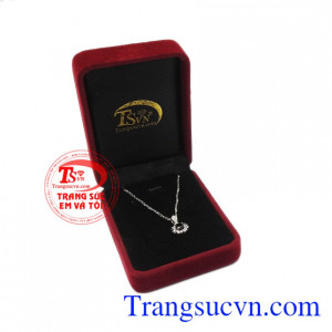 Đá saphir thiên nhiên màu đen hợp mệnh mộc và thủy, mang đến sự may mắn, bình an và thịnh vượng. Bộ nữ trang saphir tinh tế