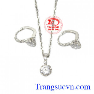 Bộ trang sức rất phù hợp trang các buổi tiệc trang trọng, giúp cho các cô gái tôn lên vẻ nữ tính, thanh thoát cho phái đẹp.