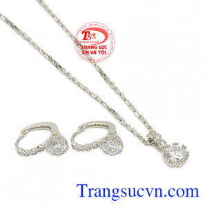 Bộ trang sức vàng trắng thanh tao sẽ không khiến các nàng thất vọng bởi vẻ tinh xảo, đường nét tinh tế của nó.