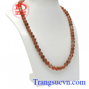 Thời xưa, thạch anh tóc sử dụng rộng rãi được vua chúa chế tác những món trang sức đắt giá. Chuỗi cổ thạch anh tóc 8 ly