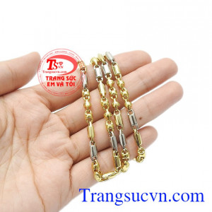 Sự phối hợp hài hòa giữa vàng màu và vàng trắng, các chi tiết với các kích thước khác nhau cũng giúp hoàn thiện hơn ho sản phẩm. Dây chuyền nam phá cách