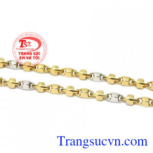 Sự kết hợp vàng trắng và vàng màu làm tăng thêm điểm nhấn cho sản phẩm. Dây chuyền nam thiết kế