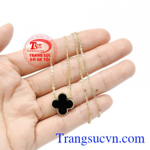 Một vài người tin rằng cỏ bốn lá sẽ mang lại may mắn và hạnh phúc cho người nào tìm thấy. Dây chuyền vàng may mắn