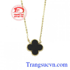 Với kiểu dáng trang nhã, hợp thời trang giúp người dùng dễ dàng kết hợp với các trang phục. Dây chuyền vàng may mắn