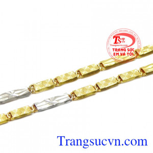 Việc kết hợp vàng màu và vàng trắng khiến cho chiếc dây chuyền trở nên bắt mắt hơn. Dây chuyền vàng tài lộc