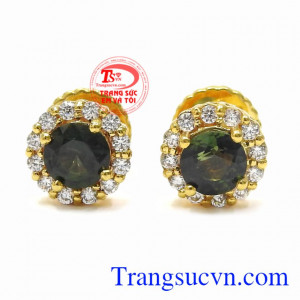 Hoa tai Sapphire nhỏ xinh được chế tác từ vàng 14k cùng viên Sapphire lấp lánh thu hút ánh ánh nhìn.