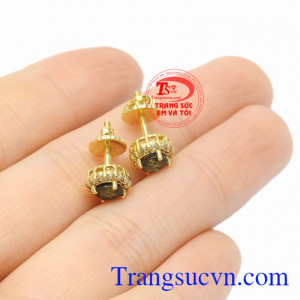 Không chỉ vậy, viên đá này còn mang lại may mắn về tâm linh, sức khỏe cho người sử dụng nó. Hoa tai Sapphire nhỏ xinh