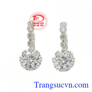 Hoa tai vàng trắng kiêu sa được chế tác hợp xu hướng, công phu, tỉ mỉ.