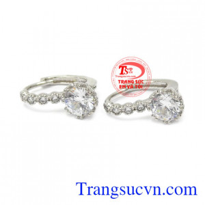 Sản phẩm sẽ là món trang sức được nhiều nữ giới yêu thích. Hoa tai vàng trắng kiêu sa