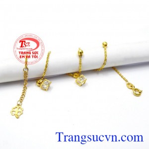 Với thiết kế độc đáo có chi tiết chiếc hộp đựng bên trong là viên đá CZ to mang đến sự mới lạ và bắt sáng nổi bật từ đá CZ,Lắc chân vàng độc đáo