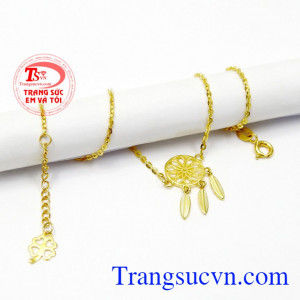 Biểu tượng Dreamcatcher có nguồn gốc được tạo ra bởi những người bản địa Mỹ với ý nghĩa che chở, bảo vệ con người khỏi những giấc mơ xấu và ác mộng,Lắc chân vàng Dreamcatcher