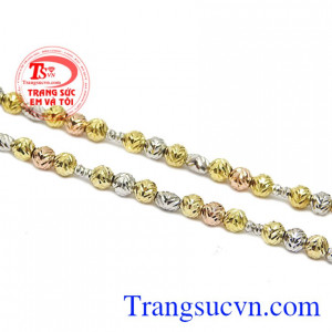 Màu sắc hài hòa, vàng màu, vàng trắng và vàng hồng tạo nên một sản phẩm tinh tế. Lắc tay bi tròn độc đáo