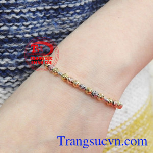 Sản phẩm được nhập khẩu từ Ý, với chế tác từ vàng tây 10k bền đẹp. Lắc tay bi tròn độc đáo
