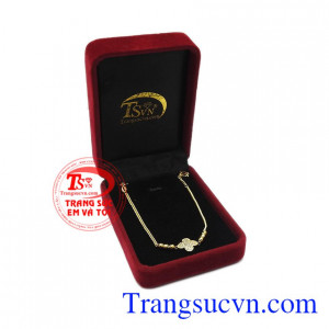 Thiết kế trang nhã, hợp thời trang giúp các bạn gái dễ dàng kết hợp trang phục. Lắc tay cỏ bốn lá