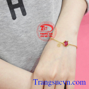 Vì vậy rất nhiều chị em phụ nữ đã chọn cho mình những sản phẩm thiết kế hồ ly với ước ao luôn là người phụ nữ quyến rũ và khôn khéo. Lắc tay hồ ly quyến rũ