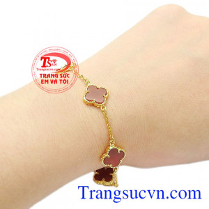 Sản phẩm vừa mang tính thời trang, vừa là vật phong thủy mang lại sự may mắn, hạnh phúc và bình an cho người dùng. Lắc tay mã não may mắn