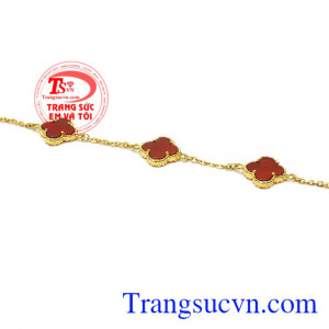 Lắc tay mã não may mắn được chế tác từ vàng tây 10k cùng đá mã não thiên nhiên. 