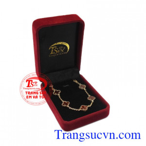 Nếu ai là tín đồ của cỏ bốn lá thì đây là một sản phẩm hoàn hảo dành cho bạn. Lắc tay mã não may mắn