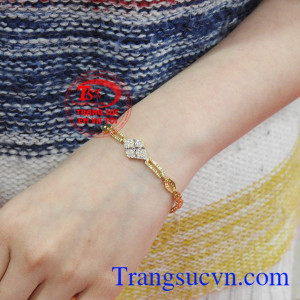 Sản phẩm kết hợp cùng nhiều trang phục, phụ kiện khác nhau. 