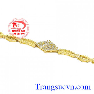 Thiết kế mới lạ, trẻ trung mang đến cho người dùng một sản phẩm hợp thời trang. Lắc tay nữ cá tính