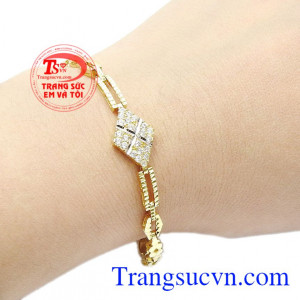 Chiếc lắc tay phù hợp khiến cho người con gái càng thêm cuốn hút và quyến rũ. Lắc tay nữ cá tính