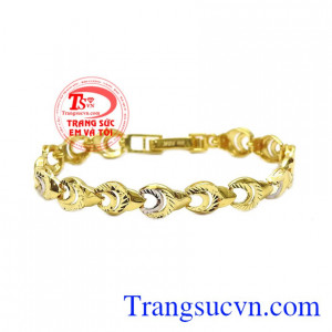 Lắc tay nữ đẹp với các đường nét phay bắt sáng giúp chiếc lắc tay nữ càng thêm cuốn hút hơn. 