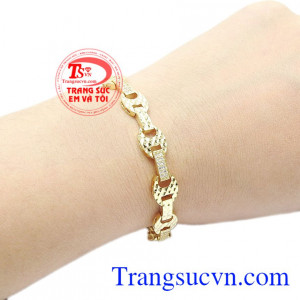 Chiếc lắc tay với các đường nét tinh tế, các điểm phay bắt sáng cùng những viên đá nhỏ lấp lánh giúp cho dù ở bất cứ đâu thì người đeo vẫn luôn nổi bật. Lắc tay nữ sang trọng