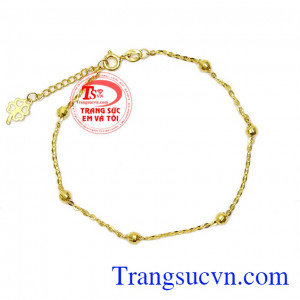 Thiết kế nhẹ nhàng, tinh xảo kết hợp cùng những viên charm bi nhỏ mang lại sự dịu dàng, nữ tính,Lắc tay nữ vàng tinh tế