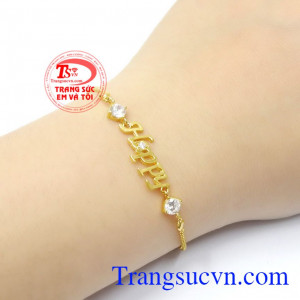 Đây sẽ là món quà vô cùng ý nghĩa dành cho phái đẹp với mong muốn một nửa còn lại của thế giới sẽ luôn vui tươi, hạnh phúc,Lắc tay vàng chữ Happy